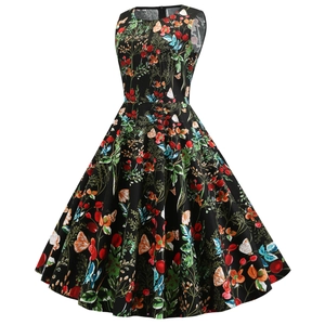 Détail d'une robe trapèze vintage avec imprimés colorés de papillons et de baies