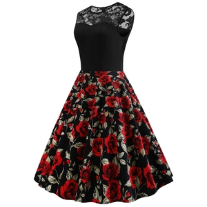 Détail d'une robe rétro sans manches avec dentelle et imprimé floral de roses rouges