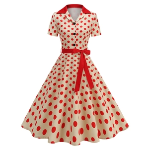 Abito vintage francese a pois con colletto a revers rosso e cintura in vita