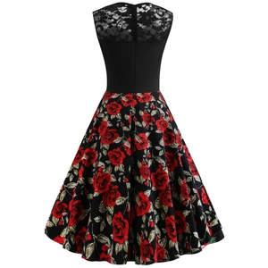 Détail de la dentelle noire raffinée au dos d'une robe vintage aux motifs de roses