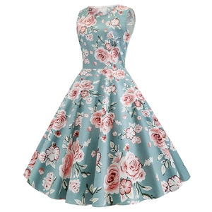 Détail de la robe swing vintage des années 50 avec imprimé rose et coupe en ligne A