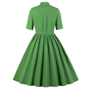 Robe rétro verte à manches courtes avec taille haute et jupe plissée, vue arrière sur fond blanc