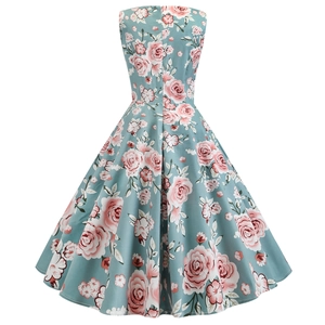 Détail de la robe évasée vintage sans manches avec imprimé floral rose sur tissu bleu clair