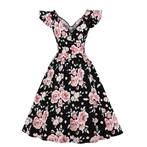 Détail de robe vintage fleurie avec col en V et manches volantées à motif de roses