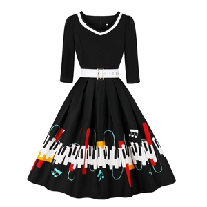 Robe vintage style Hepburn noire avec imprimé piano, col en V et ceinture blanche