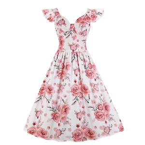 Détail de l'imprimé floral rose sur une robe vintage blanche avec col en cœur et volants