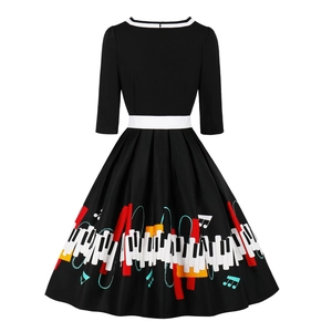 Robe rétro noire avec imprimé touches de piano et bordure blanche sur jupe évasée