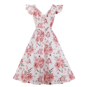 Détail de l'encolure en V et des manches volantes sur une robe blanche à fleurs