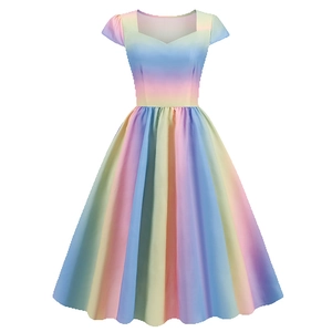 Détail de l'imprimé dégradé arc-en-ciel et taille trapèze sur une robe rétro style Hepburn