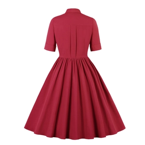 Robe vintage rouge foncé à manches courtes, taille ajustée et jupe évasée plissée au dos