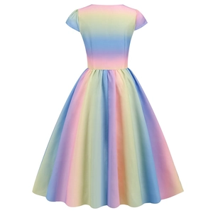 Vue arrière d'une robe trapèze vintage avec un motif dégradé arc-en-ciel coloré