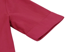 Détail du revers de manche courte plié sur cette robe vintage cintrée à la taille