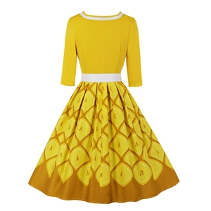 Détail de la robe jaune rétro à imprimé ananas avec jupe trapèze et ceinture décorative