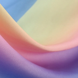 Détail du tissu arc-en-ciel dégradé sur une robe vintage style années 50 Audrey Hepburn