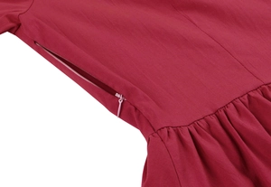 Vue détaillée de la fermeture éclair invisible et de la taille plissée de la robe bordeaux