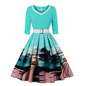 Robe rétro des années 1950 bleu sarcelle avec col V blanc et imprimé de paysage urbain