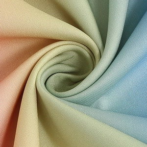Détail macro de tissu dégradé aux couleurs pastel avec texture de tissage uni de qualité