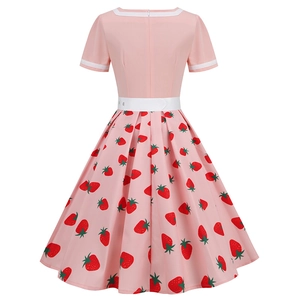 Robe vintage à manches courtes avec haut rose et jupe évasée à motif de fraises