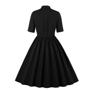 Vue arrière d'une robe midi rétro noire avec taille plissée et design à plis creux au dos