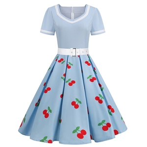 Robe rétro trapèze col V bleu clair avec imprimé cerise et ceinture blanche