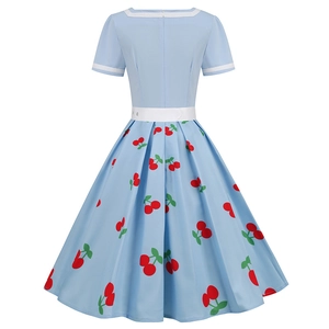 Robe rétro bleu clair à imprimé cerises des années 50 avec ceinture et jupe évasée