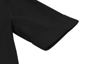 Détail de la manche courte à revers large sur une robe noire vintage cintrée