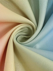 Robe d'été rétro style Hepburn avec dégradé arc-en-ciel et texture de tissu plissé