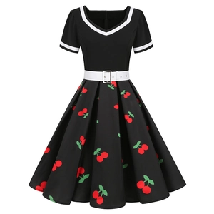 Robe rétro noire à imprimé cerise, col en V, ceinture blanche et jupe plissée vintage