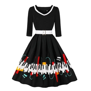 Robe midi noire style Hepburn années 50 avec col V blanc et imprimé touches de piano