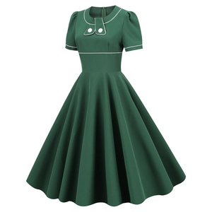 Détail de la robe vintage vert foncé avec passepoil blanc et boutons décoratifs élégants