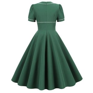 Robe trapèze vintage vert foncé à manches bouffantes et liserés blancs vue de dos
