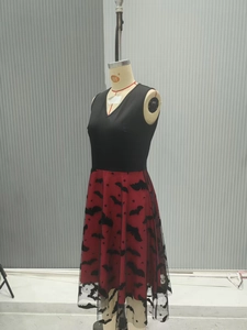 Détail de robe Halloween sans manches à col en V avec motifs chauve-souris et étoiles