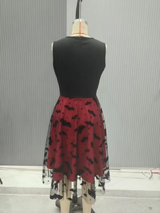 Détail du dos d'une robe vintage avec superposition de tulle et broderie de chauve-souris