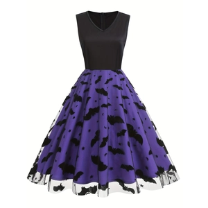 Détail de la maille noire avec motifs de chauves-souris et d'étoiles sur robe vintage