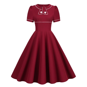 Robe vintage évasée bordeaux avec col Peter Pan blanc et manches courtes sur fond blanc