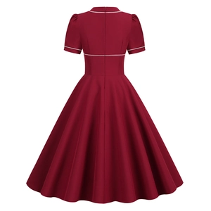 Robe trapèze vintage bordeaux avec manches bouffantes et passepoil blanc au dos