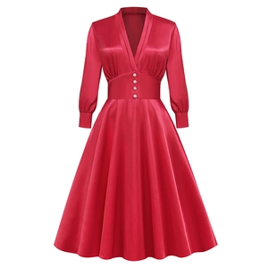Détail d'une robe en satin rouge avec décolleté en V et boutons en perles à la taille