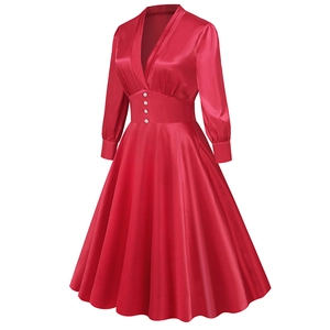 Détail de la robe en satin rouge avec col en V, taille haute et boutons en perles