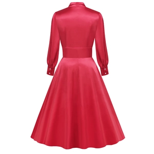 Vue arrière d'une robe élégante en satin rouge à manches longues et taille haute évasée