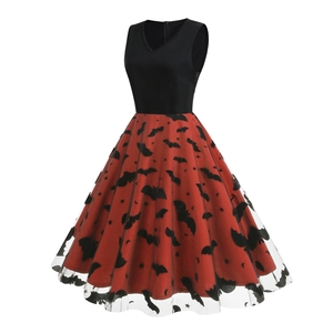Détail d'une robe d'Halloween col en V avec broderies de chauves-souris sur tulle noir