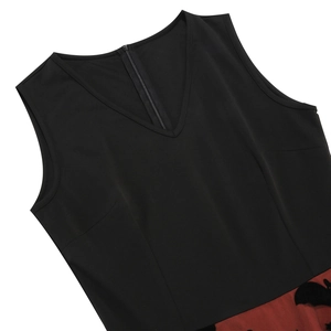 Détail du col en V et motif de chauve-souris rouge foncé sur cette robe d'Halloween