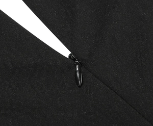 Détail de la fermeture éclair invisible sur une robe noire vintage à col en V