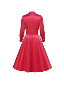 Robe longue élégante en satin rouge foncé avec col en V et manches longues évasées