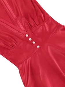 Robe longue élégante en satin rouge avec col en V, buste plissé et boutons perlés