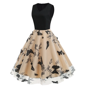 Détail d'une robe vintage à col en V avec jupe en tulle et broderie de papillons