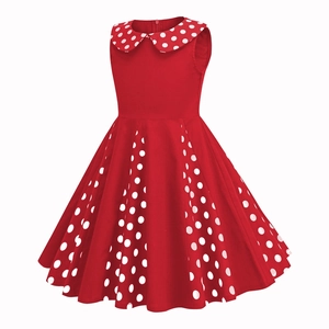 Détail d'une robe sans manches rouge et blanche avec un col Peter Pan classique pour fille