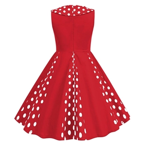 Vue arrière d'une robe rouge sans manches pour fille à pois blancs et détail de col rétro