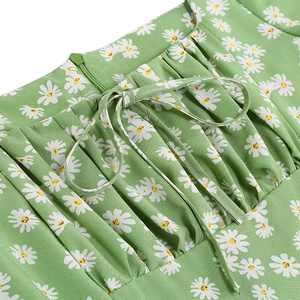 Détail d'imprimé marguerites avec texture froncée et fermeture éclair latérale invisible
