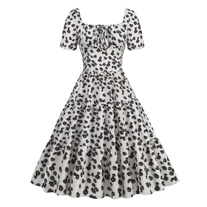 Robe vintage blanche à fleurs avec col carré et jupe à volants de style français