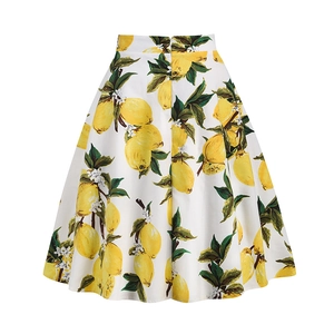 Dettaglio della gonna vintage a trapezio con stampa floreale di limoni e foglie verdi